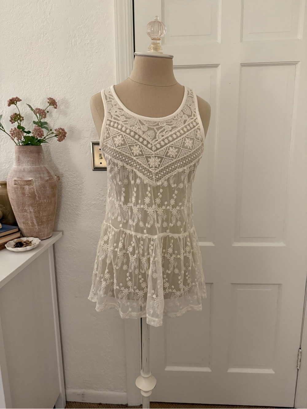 Express Sheer Lace Floral Tank Top - Cream